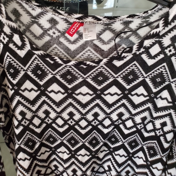 Gently used black and white top by H&M - Picture 3 of 4